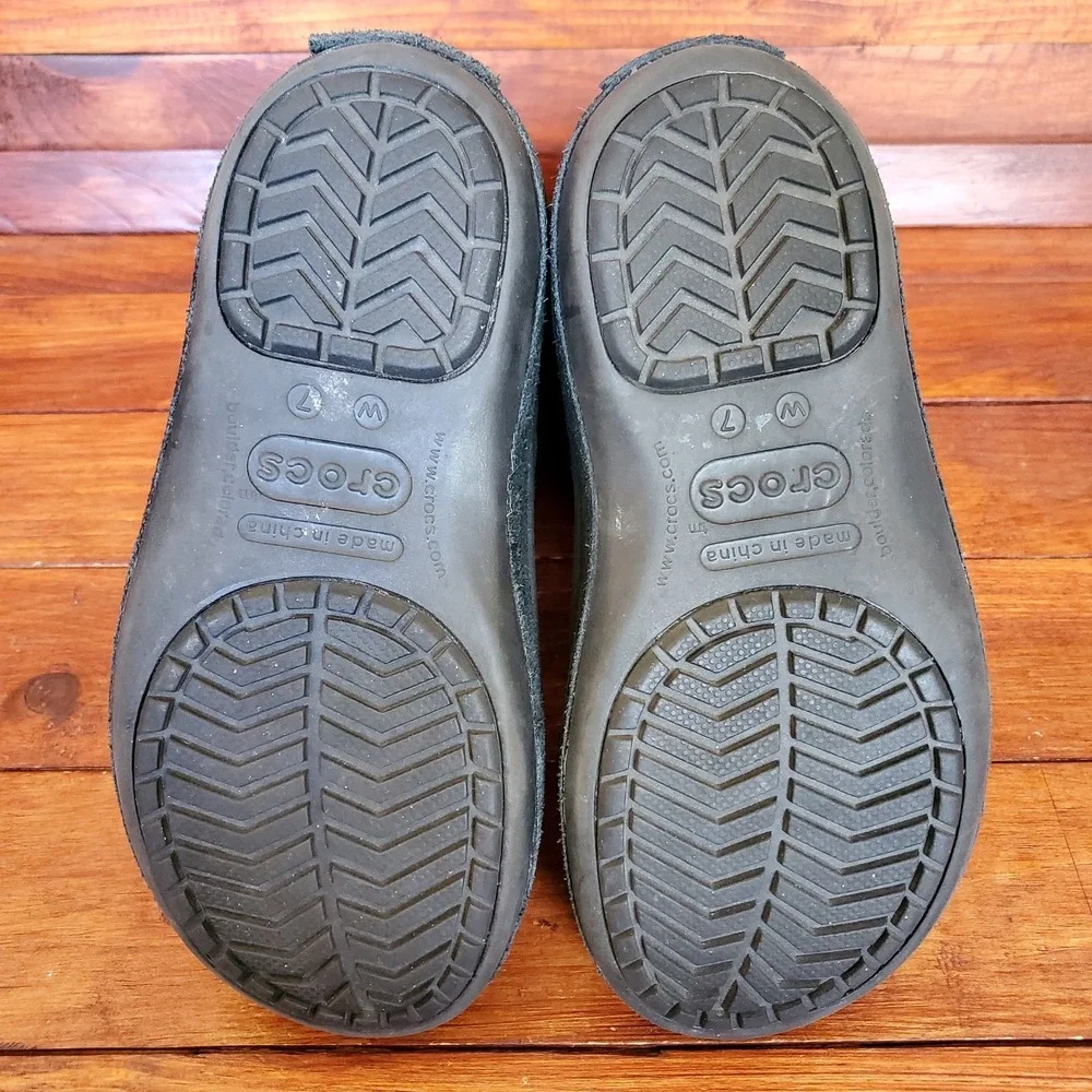 Crocs‎ Faux Fur Boots Women 7 Black Suede Berryessa Buckle Snow Outdoors